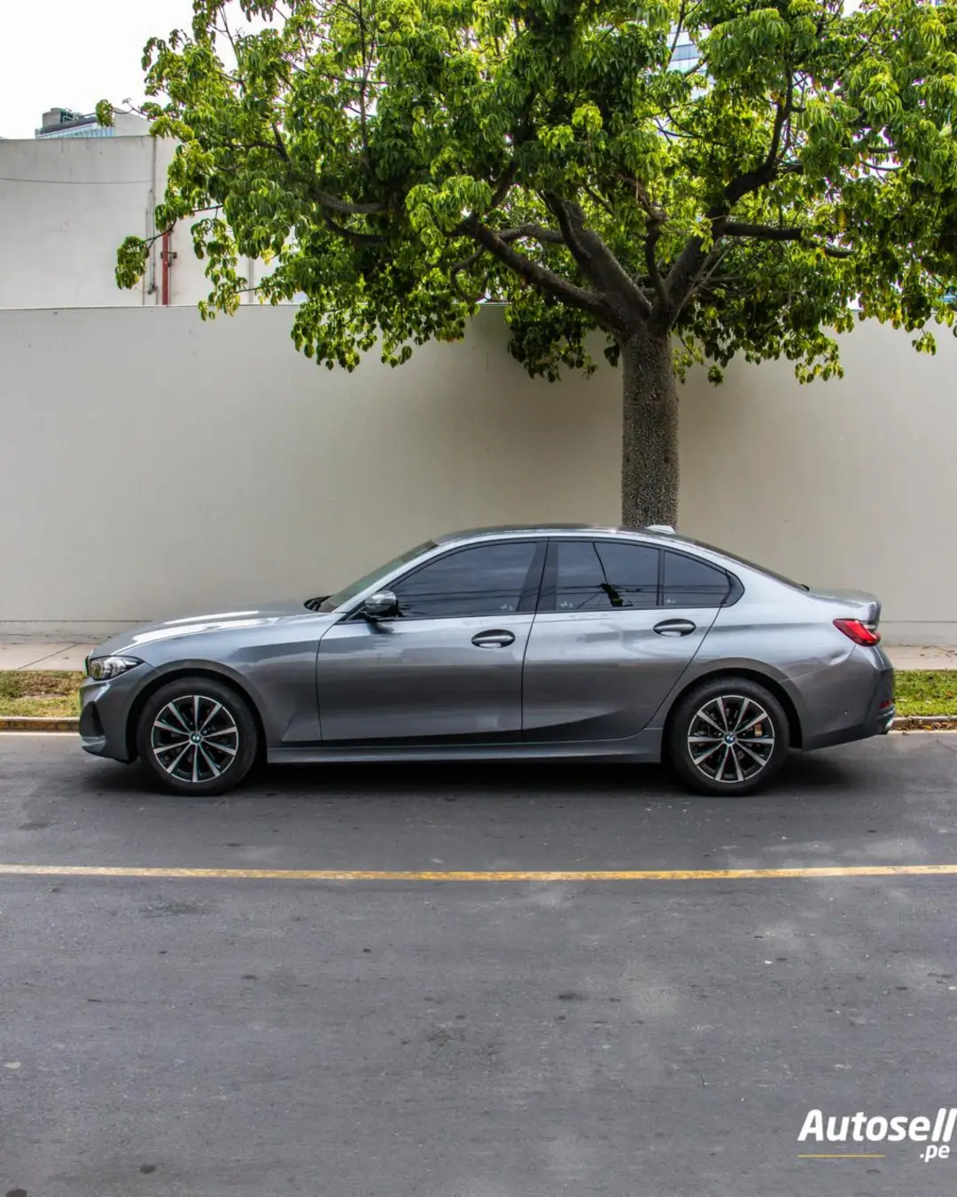 BMW 320i miniatura 2