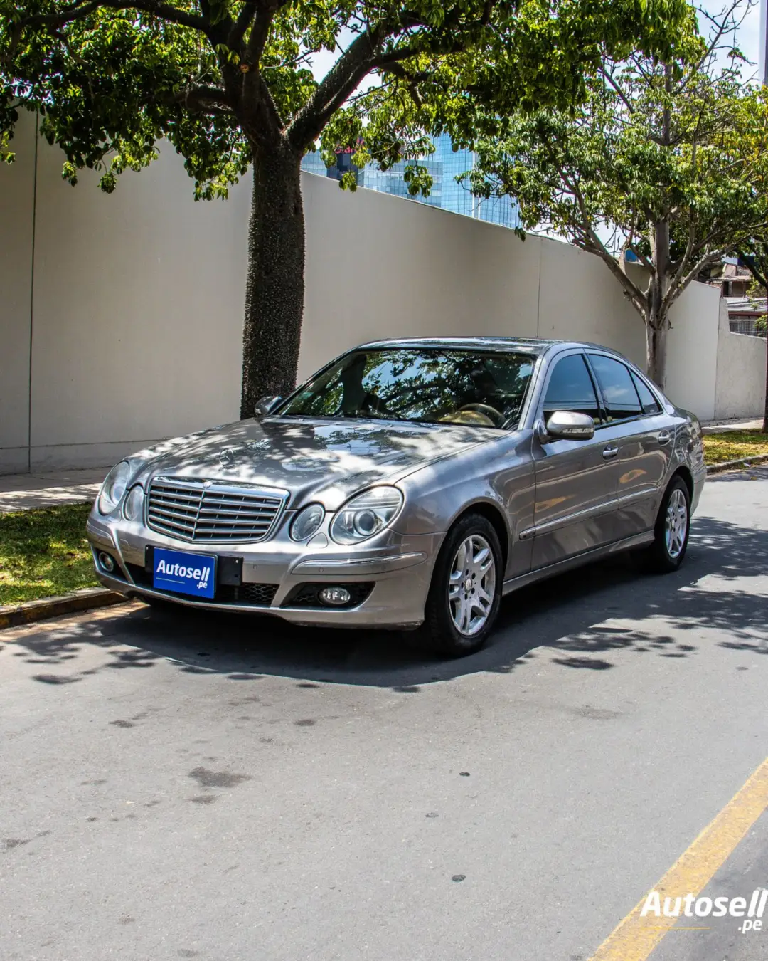 Mercedes Benz E350 miniatura 1