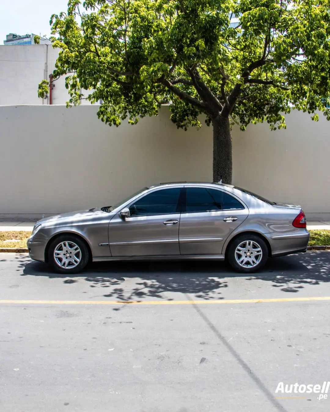 Mercedes Benz E350 miniatura 2