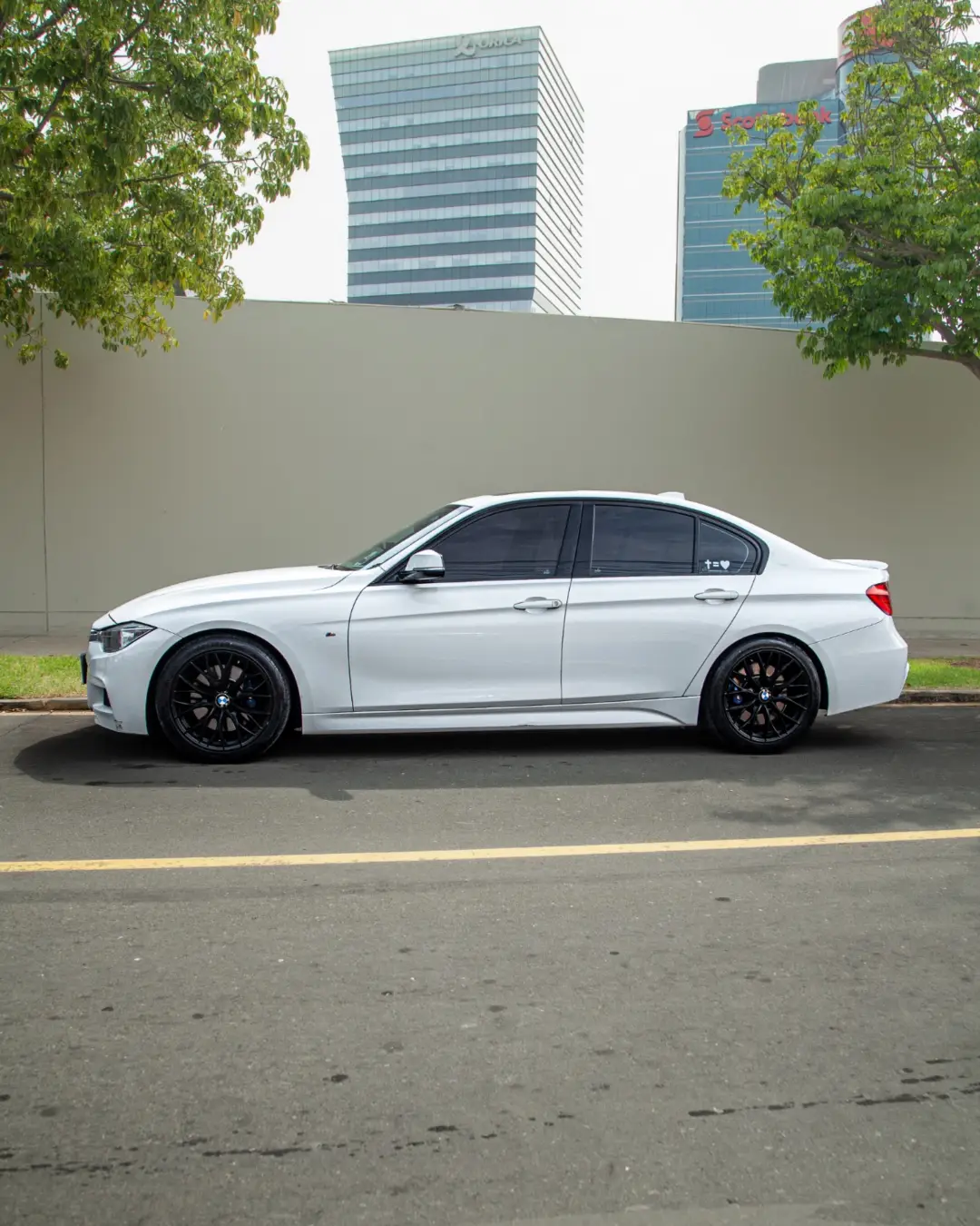 BMW 320i miniatura 2