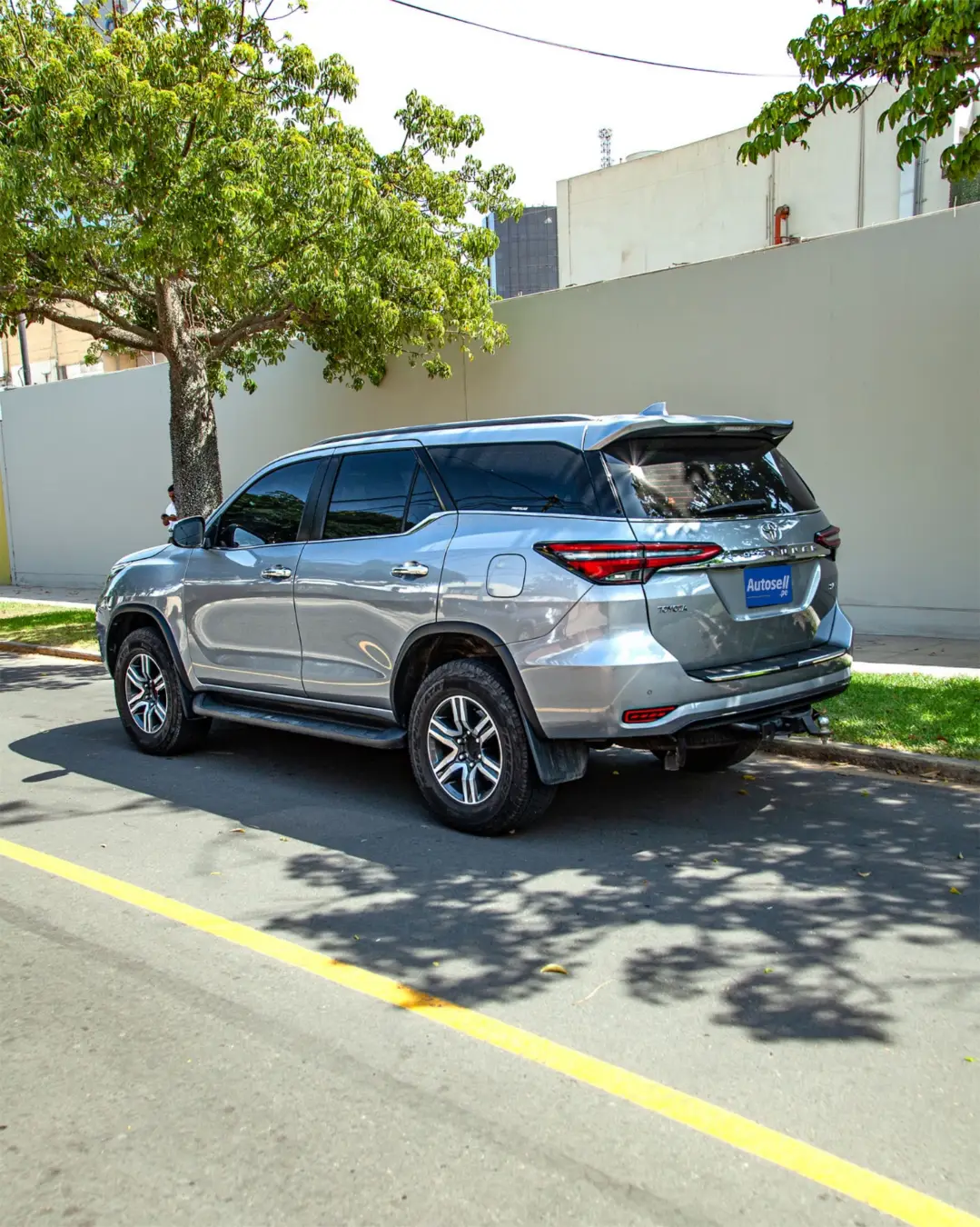 Toyota Fortuner miniatura 3