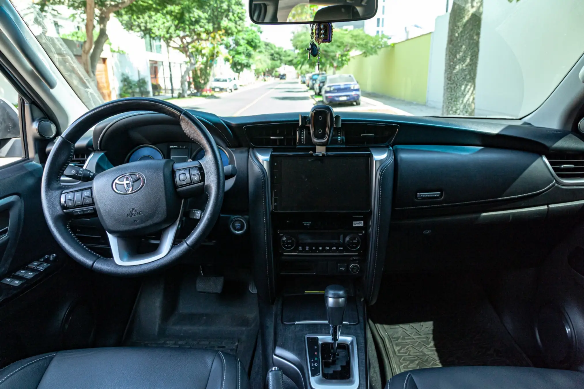 Toyota Fortuner miniatura 13